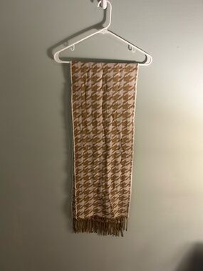 Cejon Tan and White Houndstooth Fringe Throw